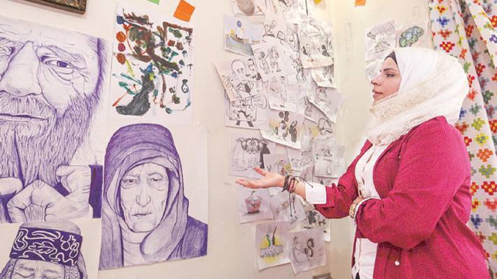 رسامات كاريكاتير في إدلب يتحدين القمع والموروث الاجتماعي