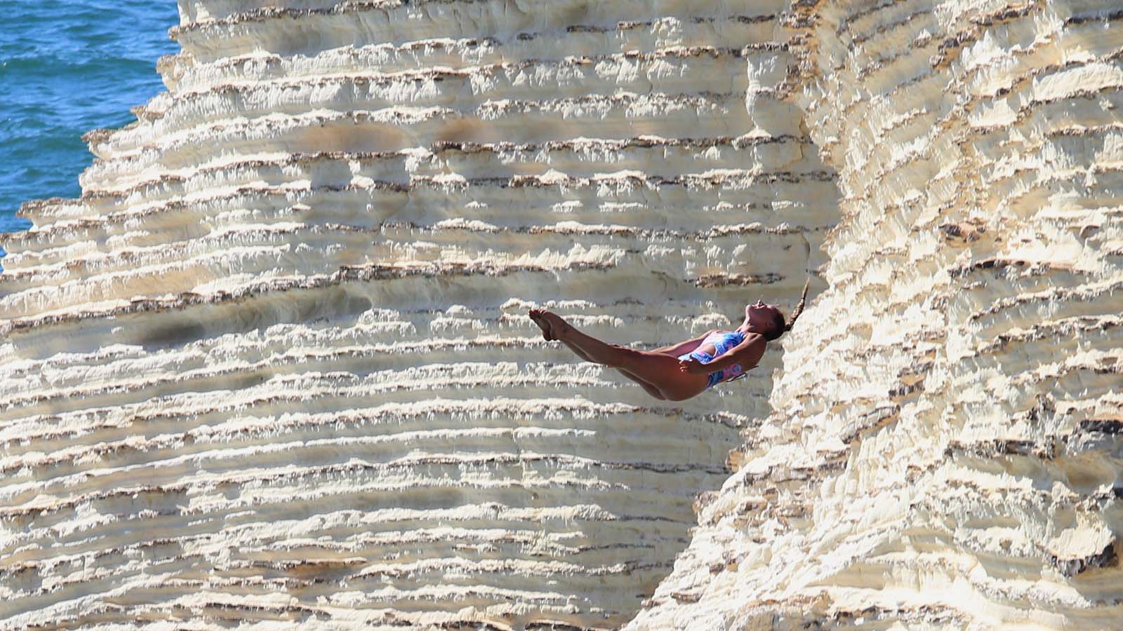 القفز عن صخرة الروشة بات مسابقة عالمية