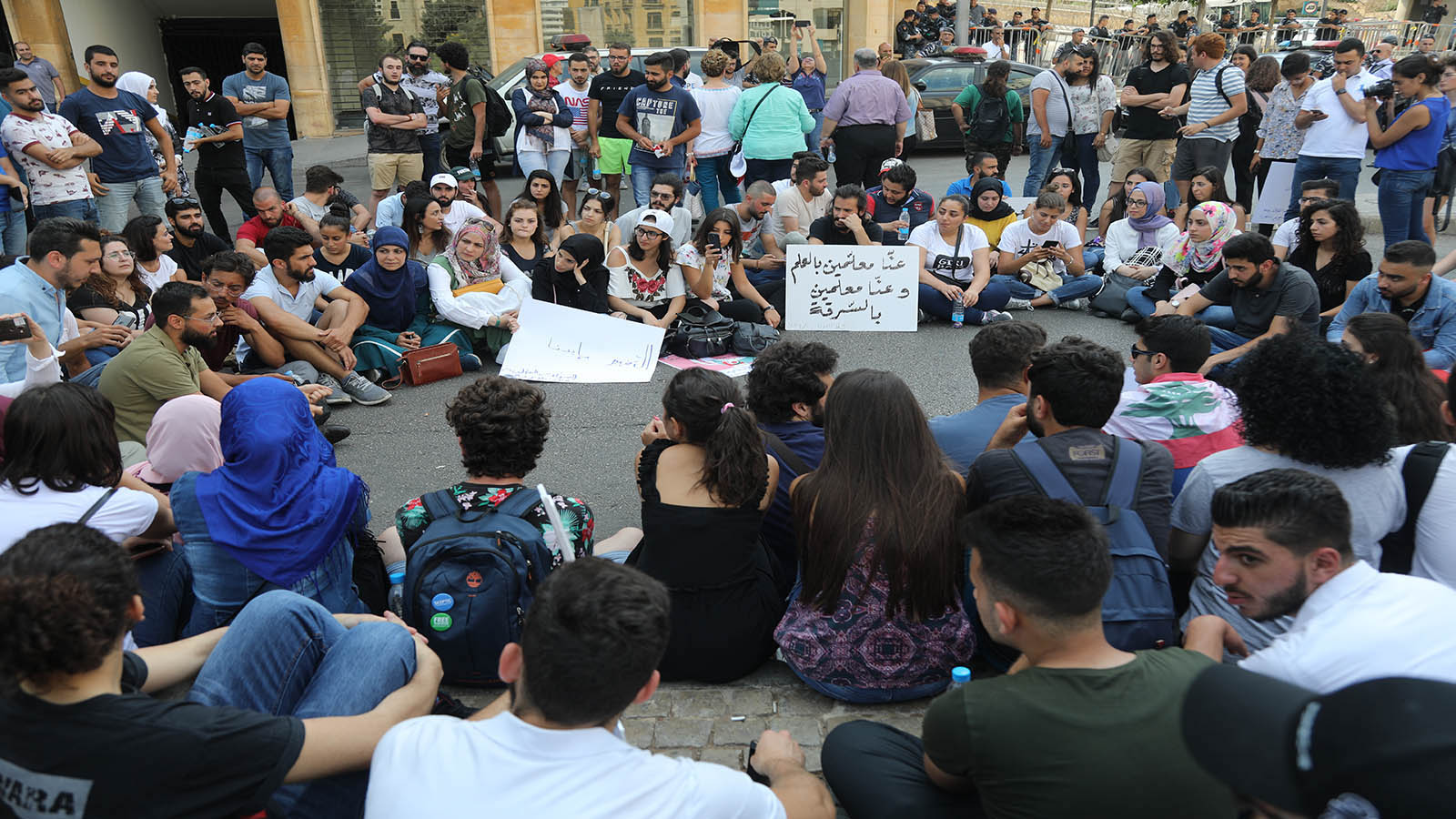 بعد الترهيب: عشاء ترغيبي لأساتذة "اللبنانية" لفك الإضراب