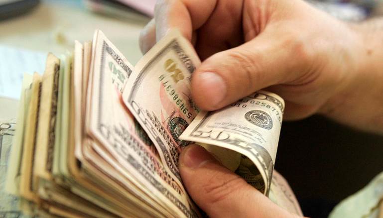 المدن تهريب دولارات عراقية وإيرانية إلى لبنان بسعر 1500 ليرة
