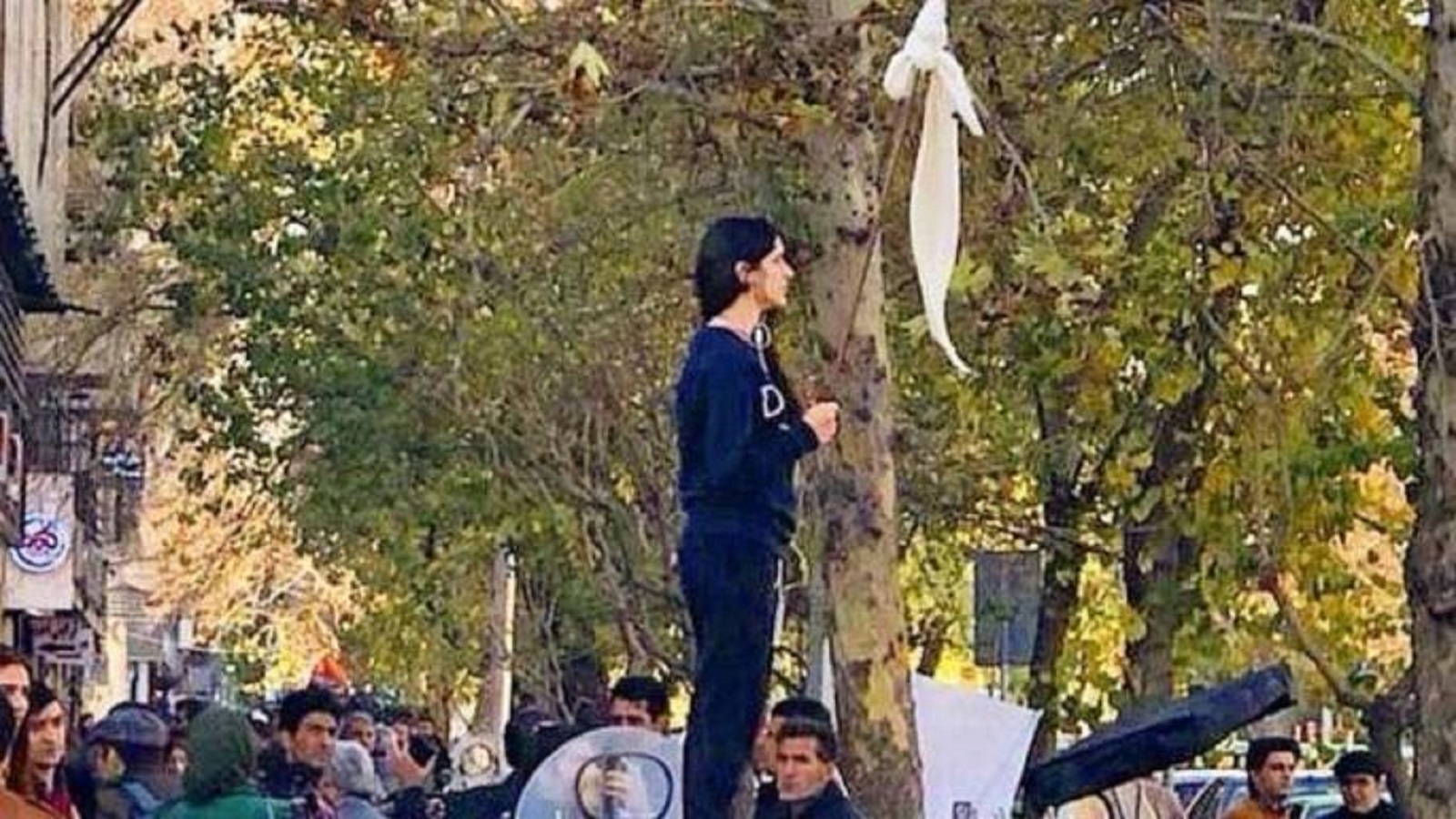 الإيرانية التي أطلقت "الثورة ضد الحجاب".. حرة