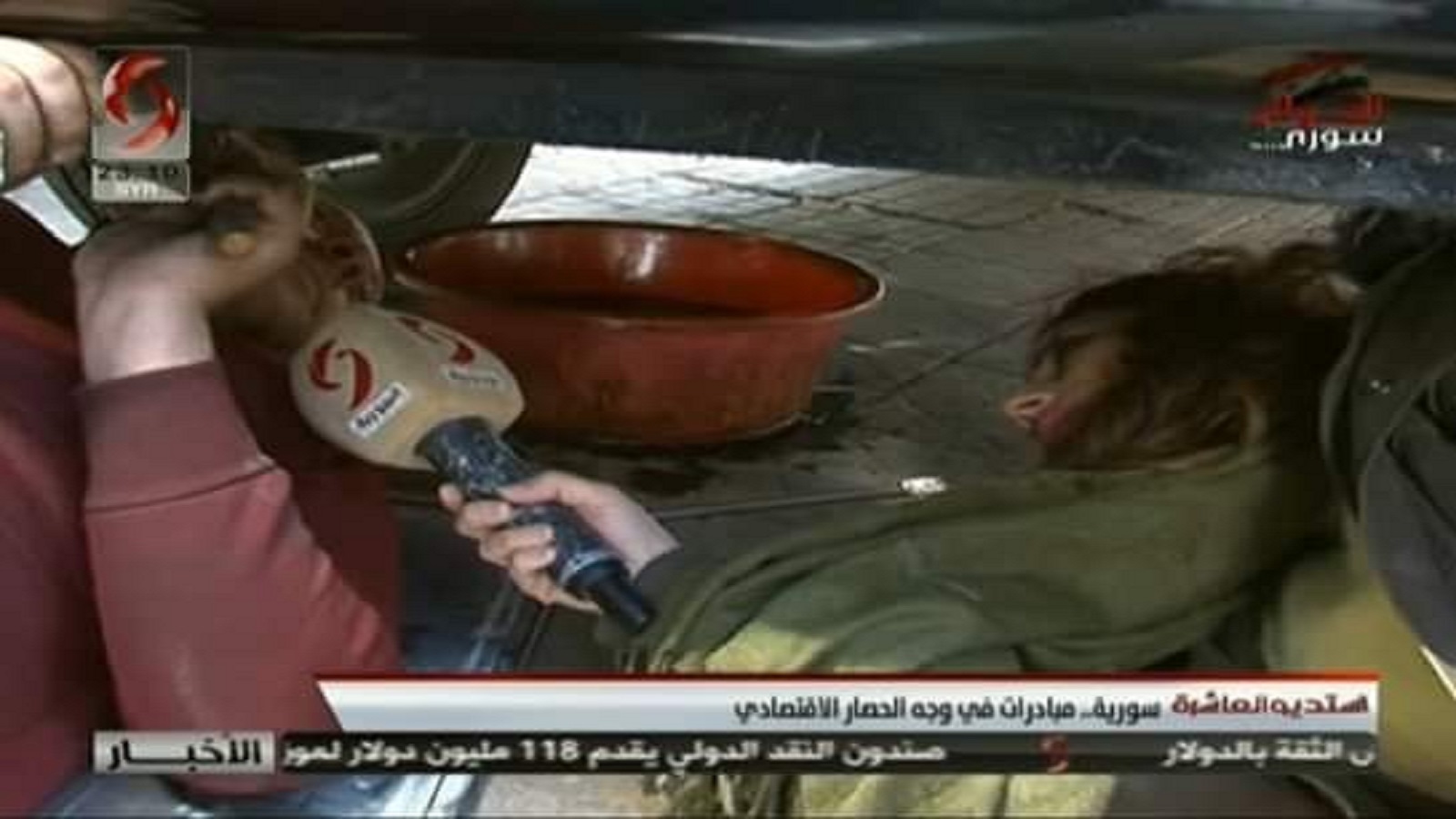 مذيعة "الإخبارية السورية" تفنّد أزمة البنزين.. تحت السيارة!