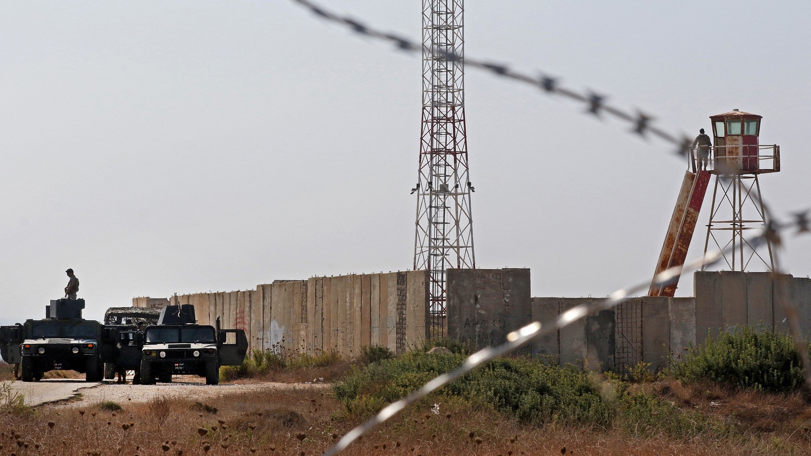 حزب الله يقيم برج مراقبة أعلى من الجدار الإسرائيلي