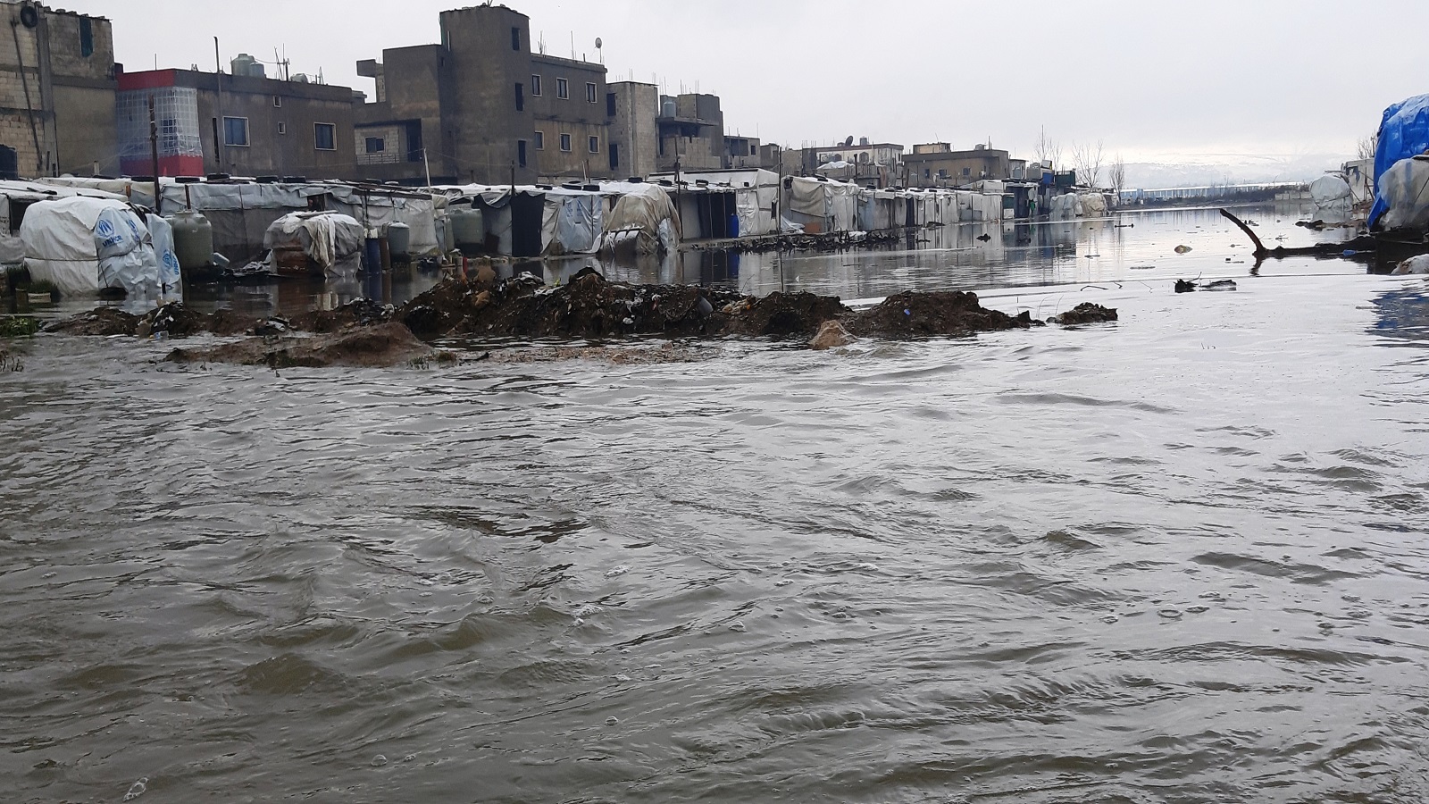 الطوفان يحاصر مخيم النهرية في بر الياس (لوسي بارسخيان)