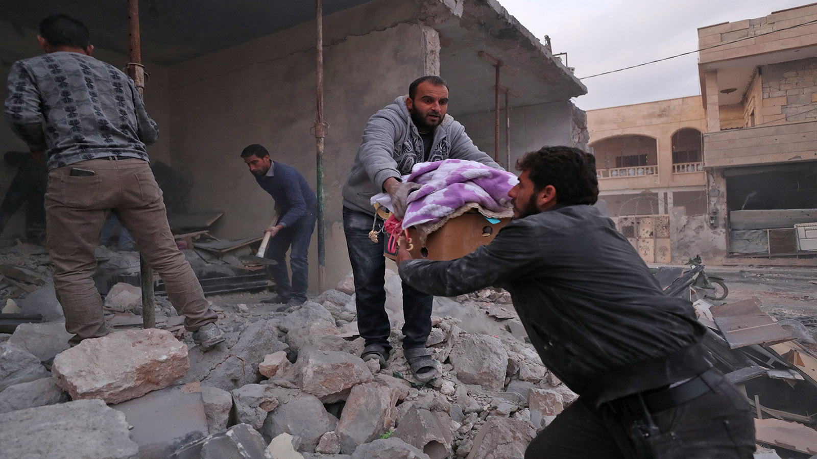 إدلب: قصف غير مسبوق.. ومجزرة في البارة