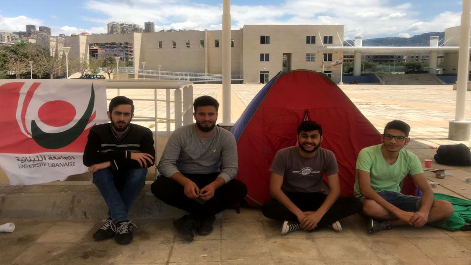 لماذا نصب طلاب اللبنانية خيماً؟