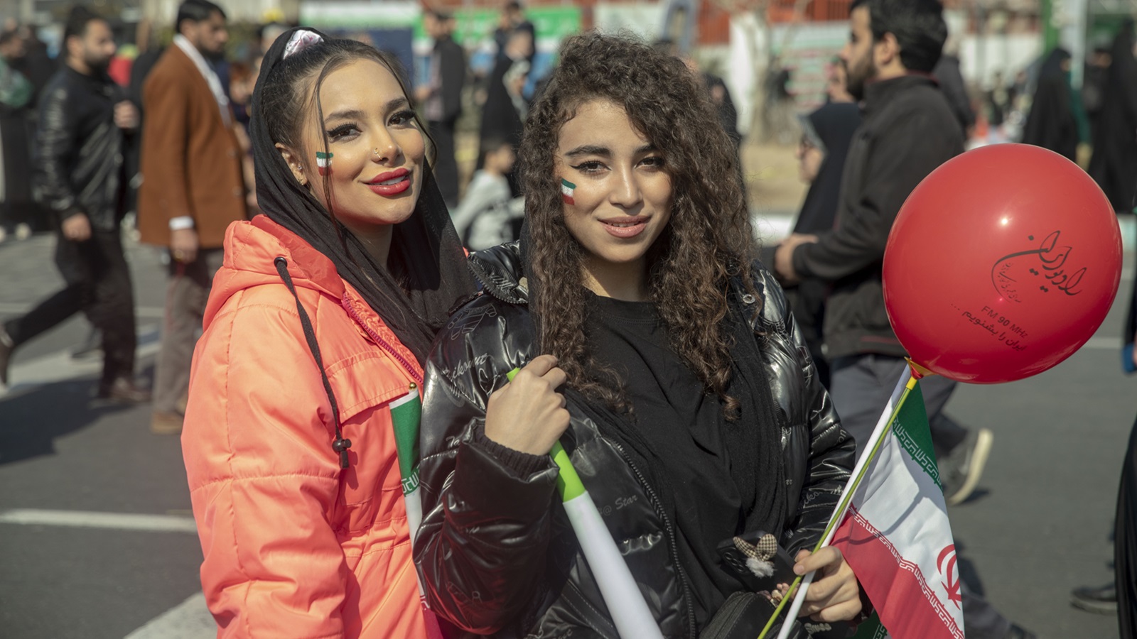 ذكرى الثورة الإيرانية: كرنفال لحى ملونة ونساء بلا حجاب!