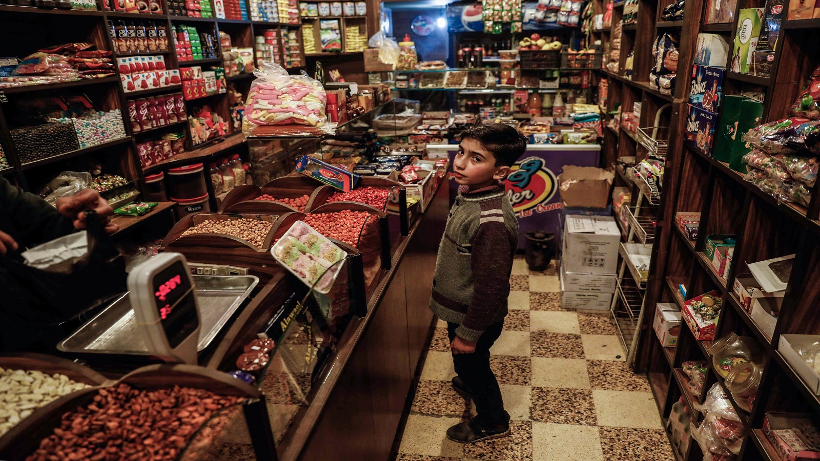 خيارات السوريين تزداد صعوبة..الجوع أو المواد المغشوشة