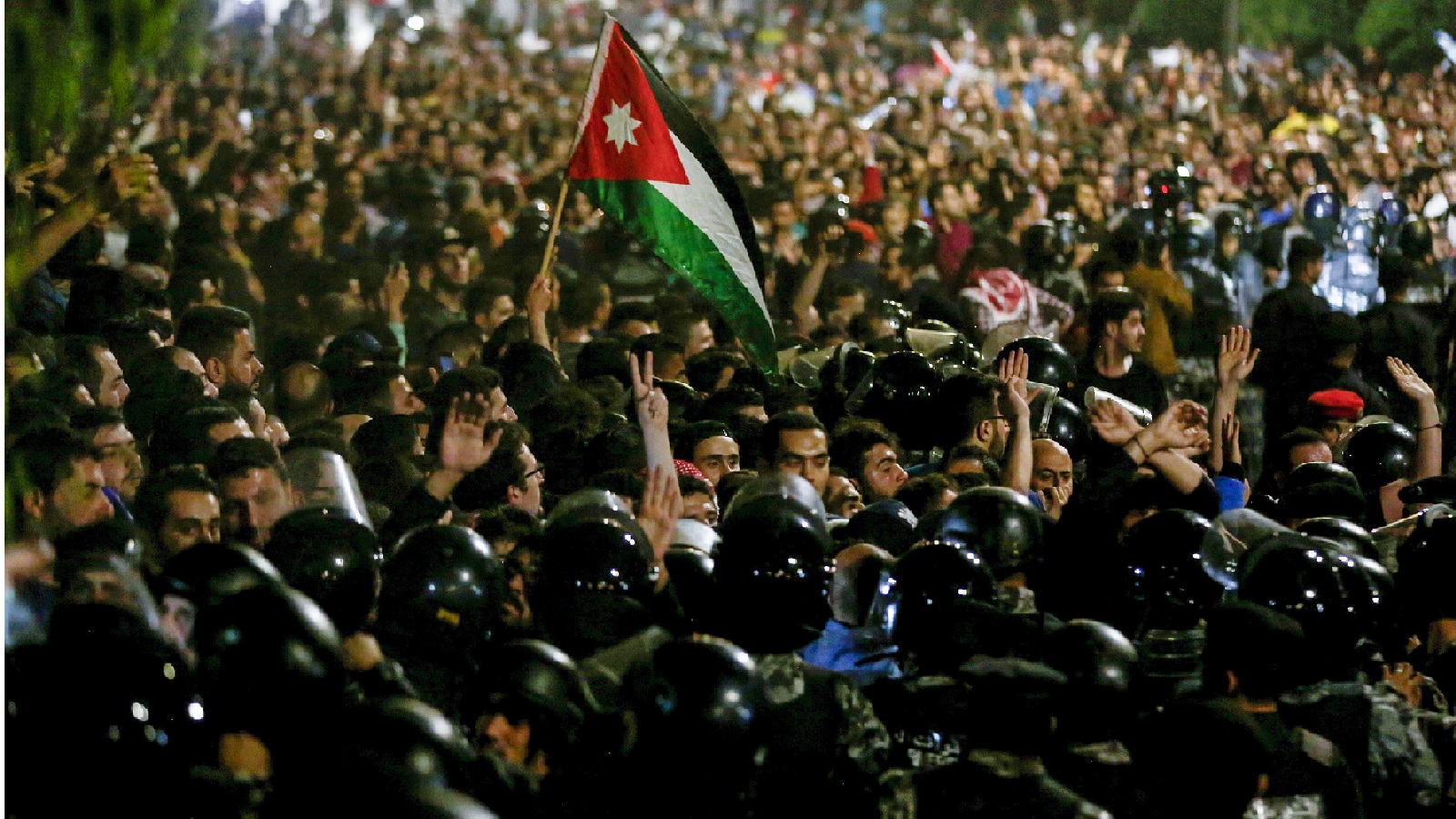 احتجاجات الأردن:رئيس الوزراء يبقي الشارع مضطرباً
