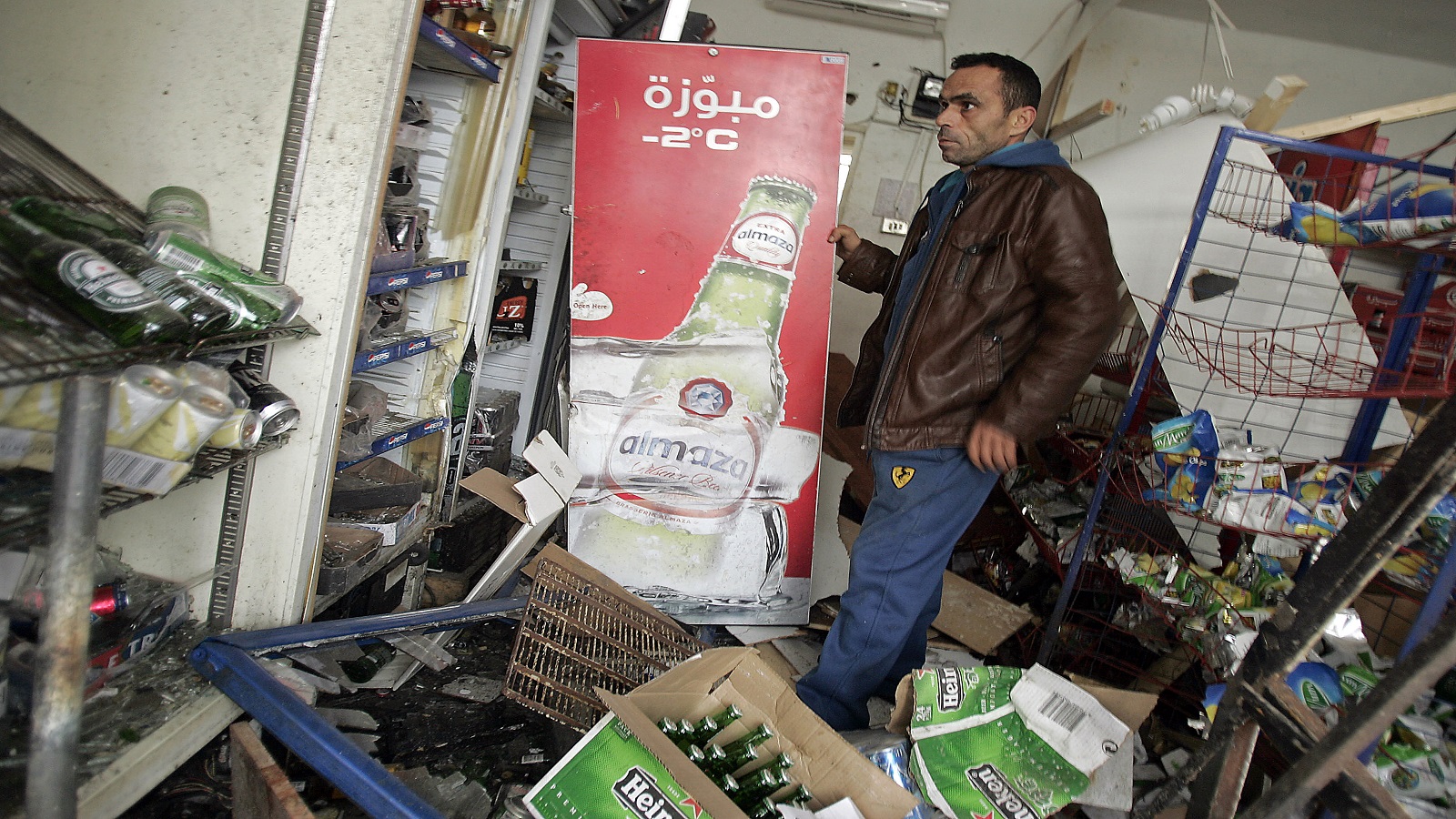 محاولات دائمة في جنوب لبنان لتحريم بيع الكحول (Getty)