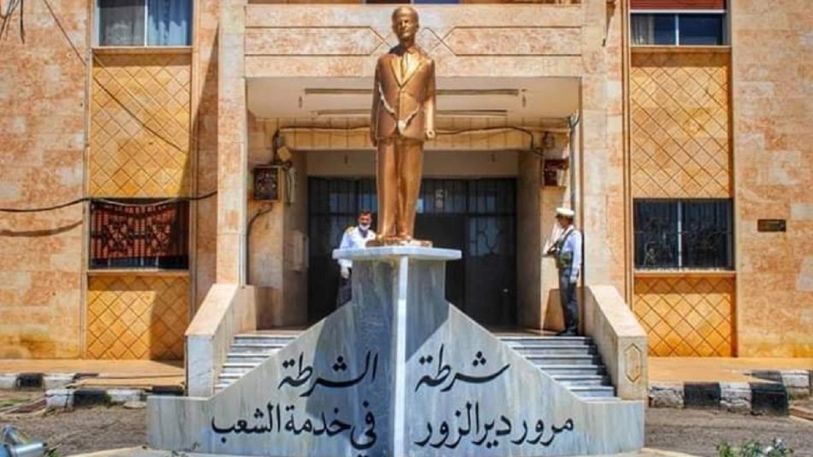 تمثال قزم لحافظ الأسد في دير الزور
