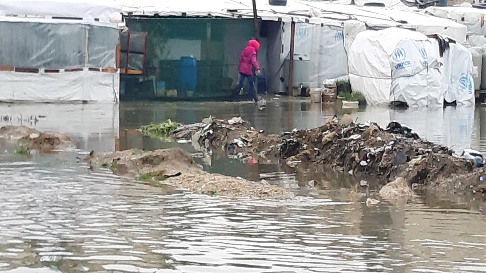 فيضان المياه حول مخيّم النهرية في بر الياس (لوسي بارسخيان)