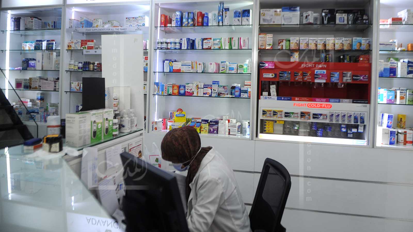 أدوية كورونا والفيتامينات مفقودة وتُباع في السوق السوداء