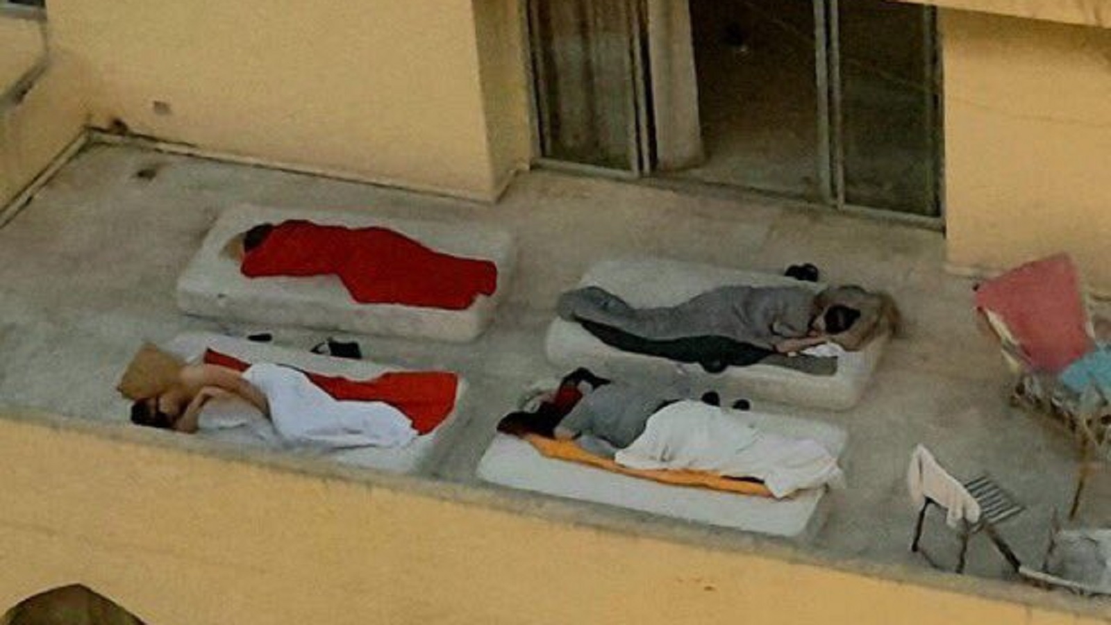 النائمون على البلكون.. صورة لمتطوعين فرنسيين