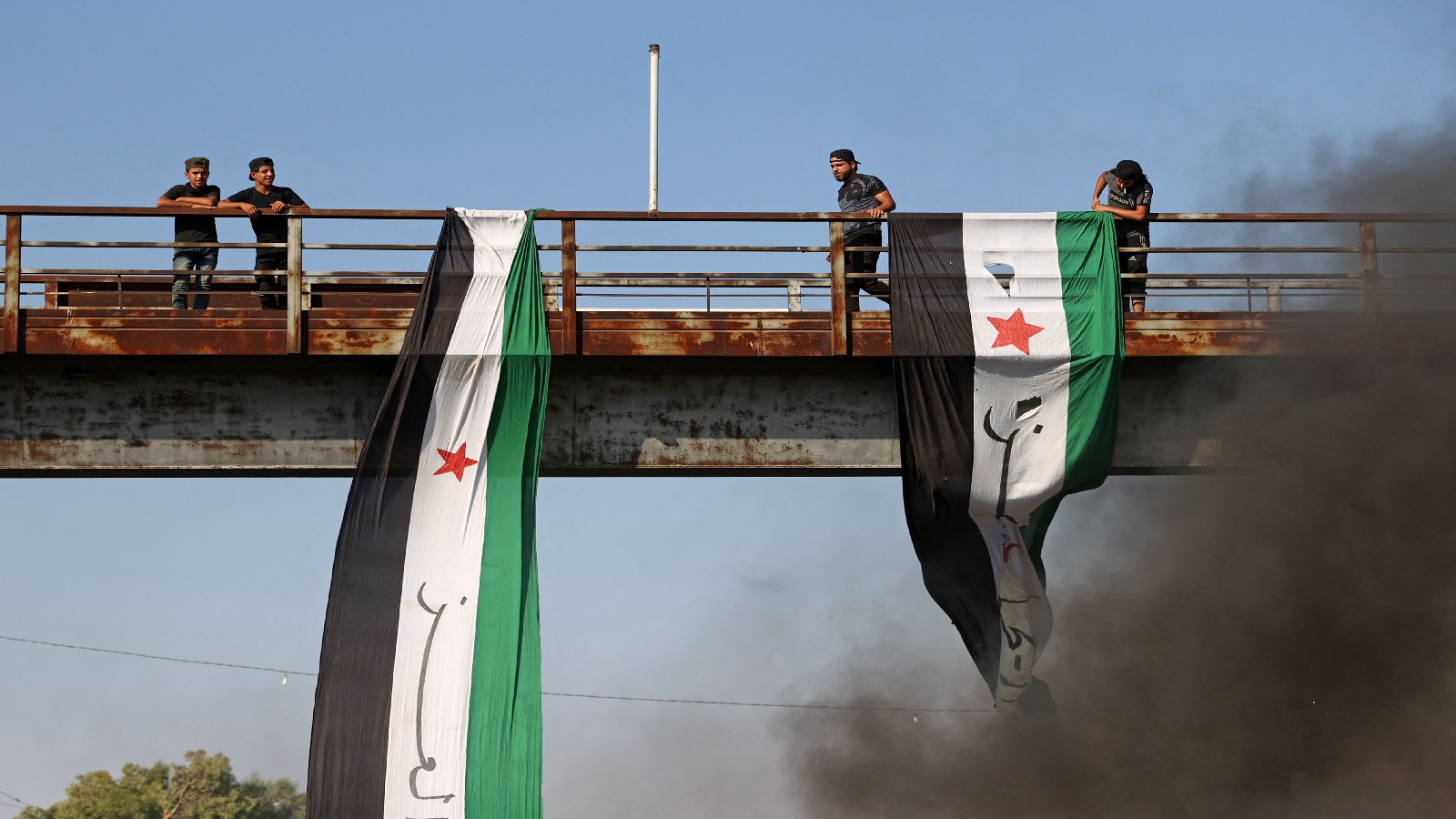 النظام السوري يلوح بحملة عسكرية على طريق "أم-4"