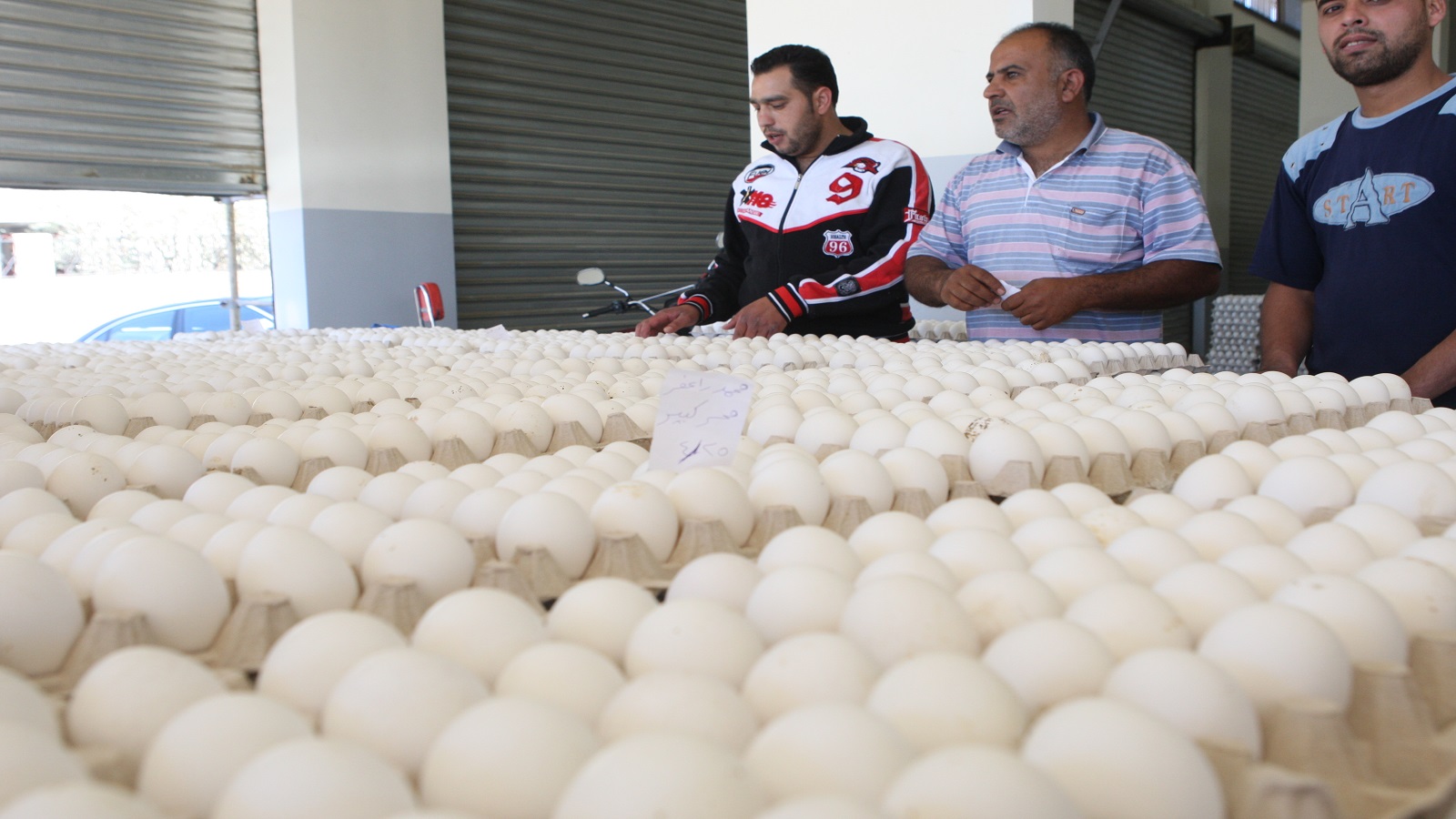 بيض المائدة المهرّب من سوريا "يهزم" البيض اللبناني