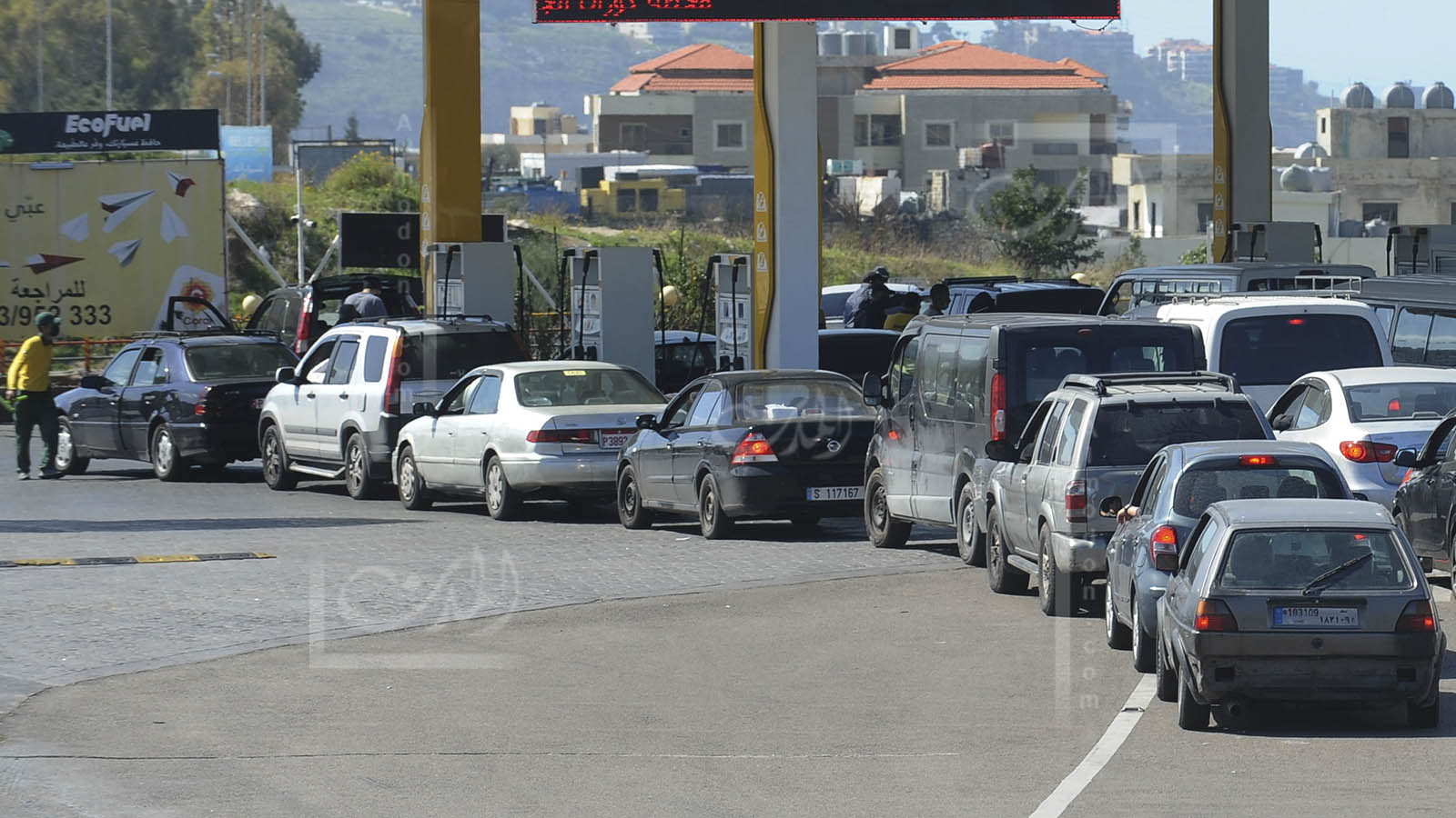 طوابير محطات البنزين في كل لبنان
