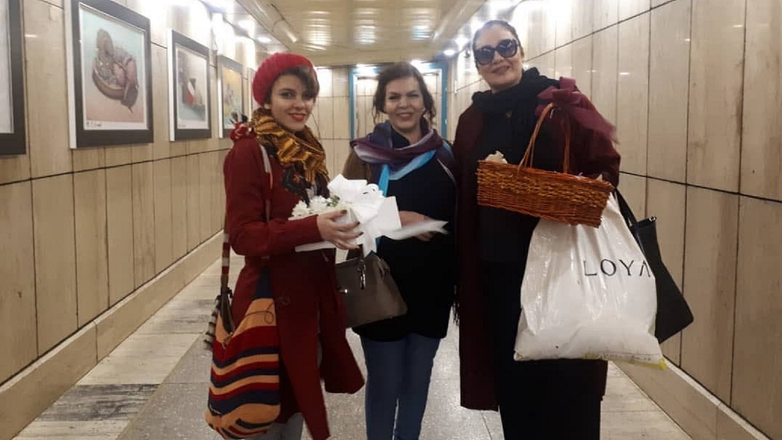 إيران: السجن لناشطات وزّعن الورود في المترو!