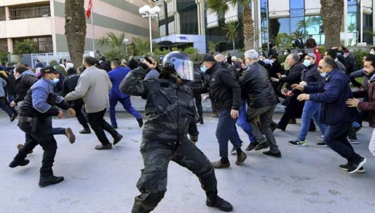 الشرطة التونسية تعتدي على مراسل "ليبراسيون"