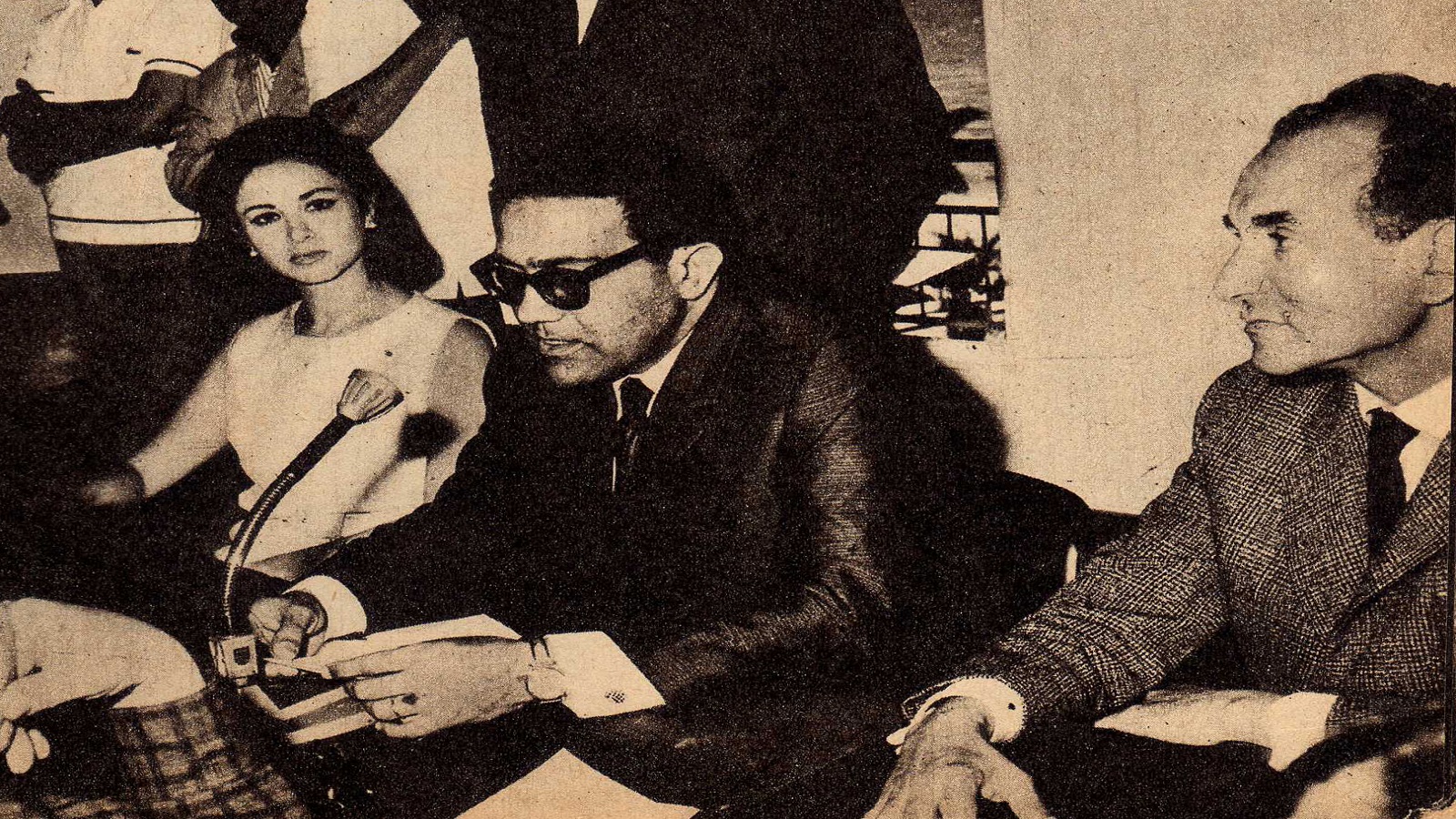 كان 1964: فاتن حمامة مع عز الدين فؤاد وكمال الشيخ عند تقديم فيلم "الليلة الأخيرة".