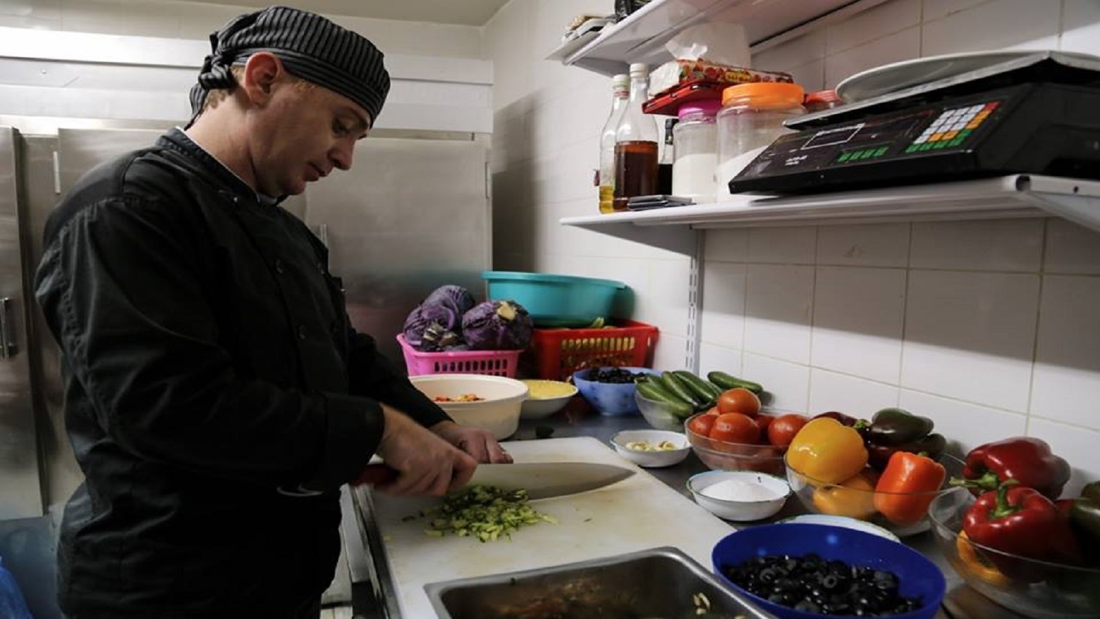 وريف حميدو يعمل في مطعمه في غزة 