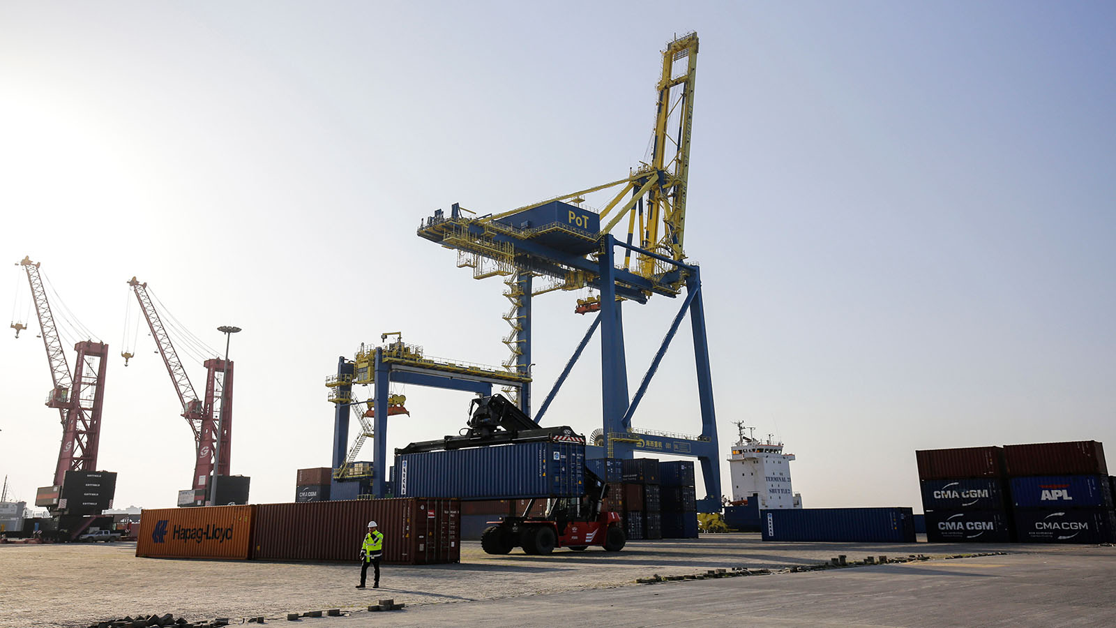 شركة شحن عالمية تعتمد مرفأ طرابلس محطة أساسية لها