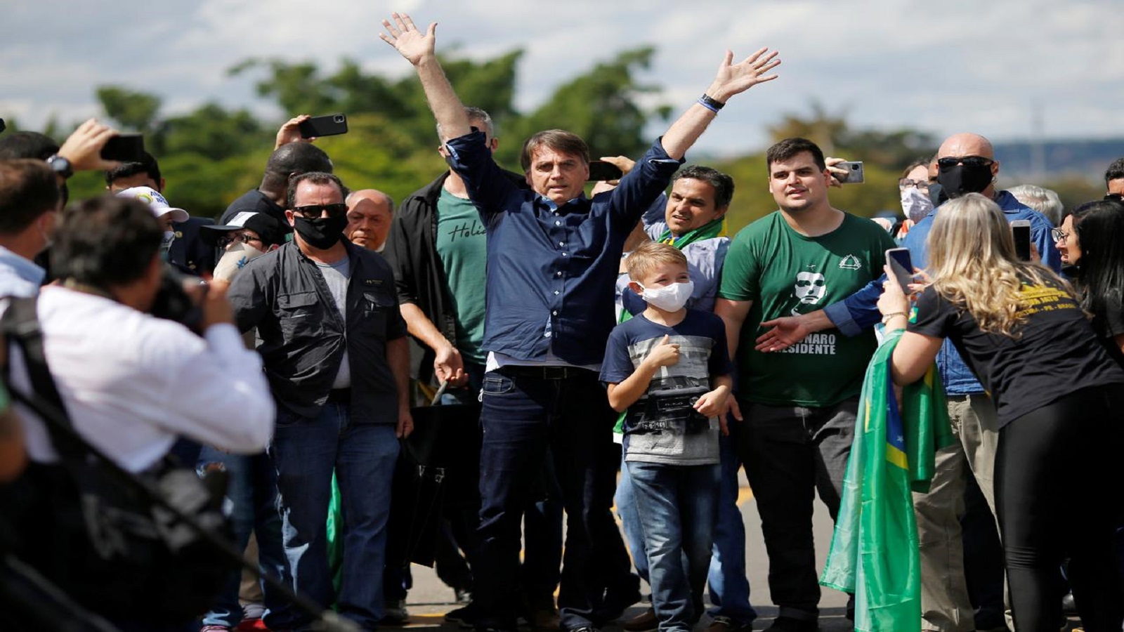 الرئيس البرازيلي يحيي أنصاره الغاضبين في تظاهرة ضد إجراءات الإغلاق
