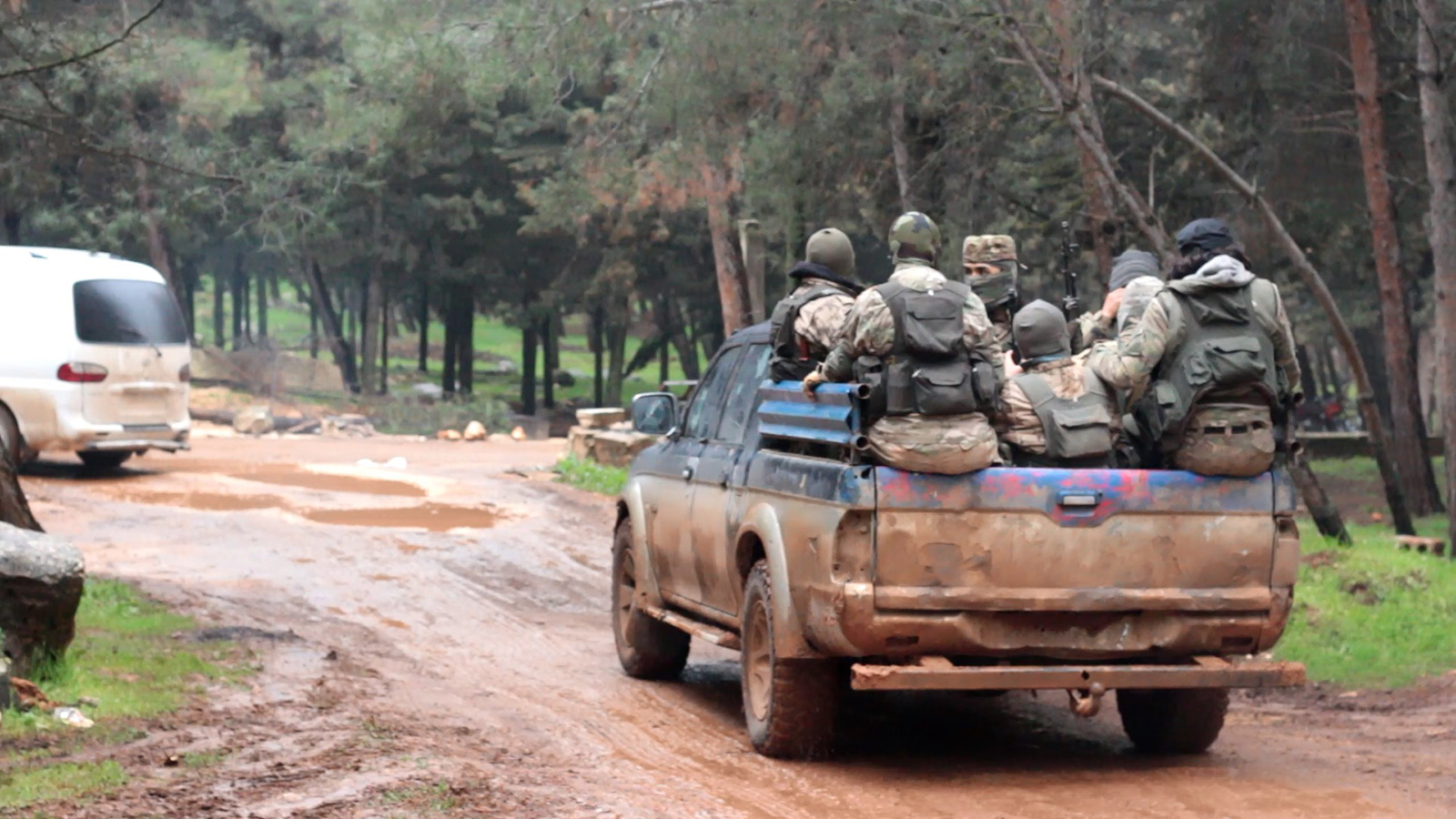 "التركستاني" يقلب موازين القوى في اقتتال إدلب