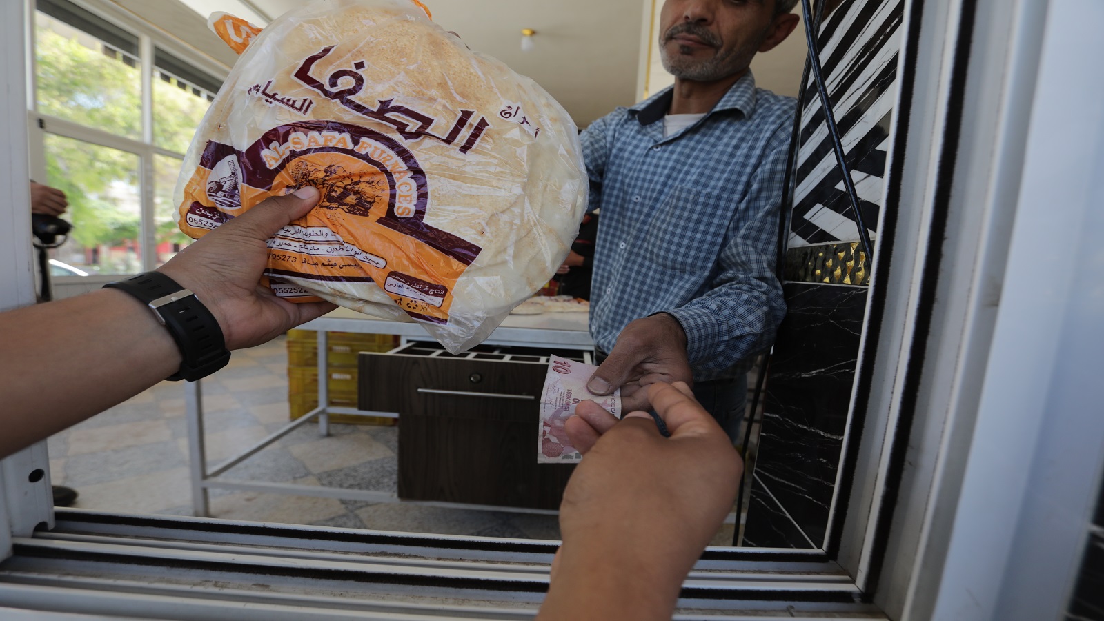 أقوى انتاجات النظام السوري..قرض العيد للأكل والشرب