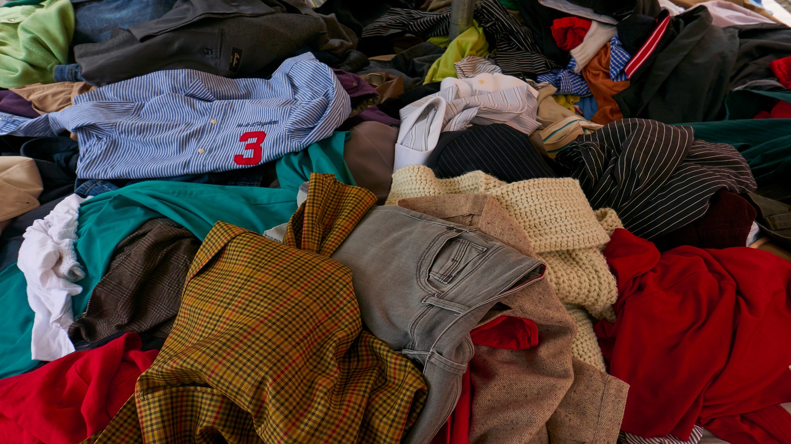 اللبنانيون يتأقلمون مع الفقر:"بالة اونلاين" والثياب بالكيلو