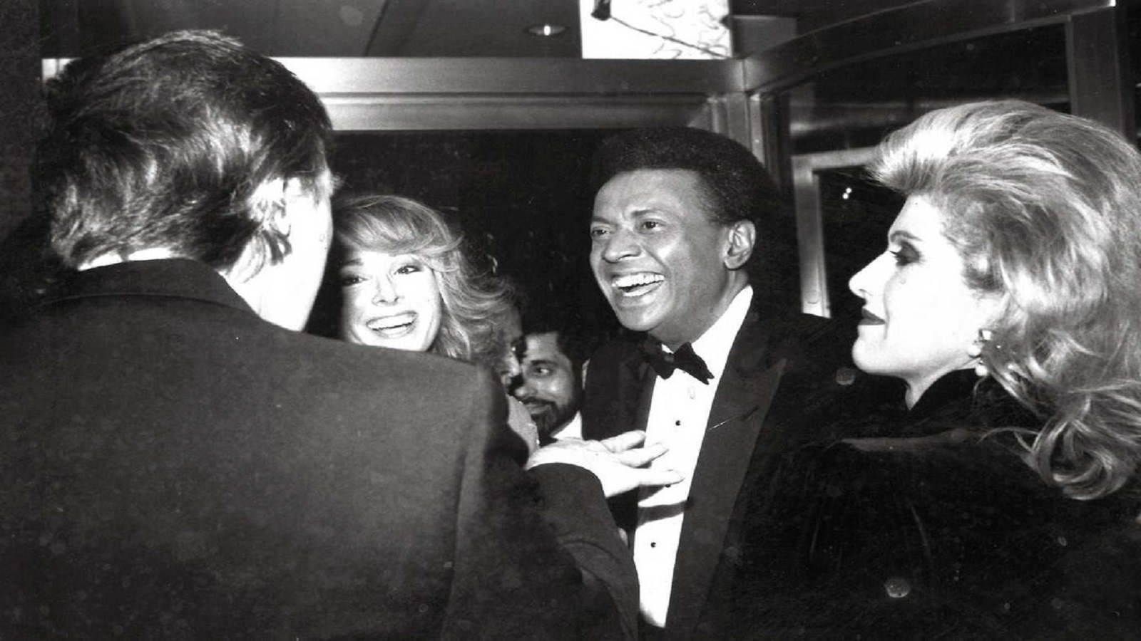 ترامب وزوجته مع إي جاين كارول وزوجها في الثمانينات (عن نيويورك تايمز)