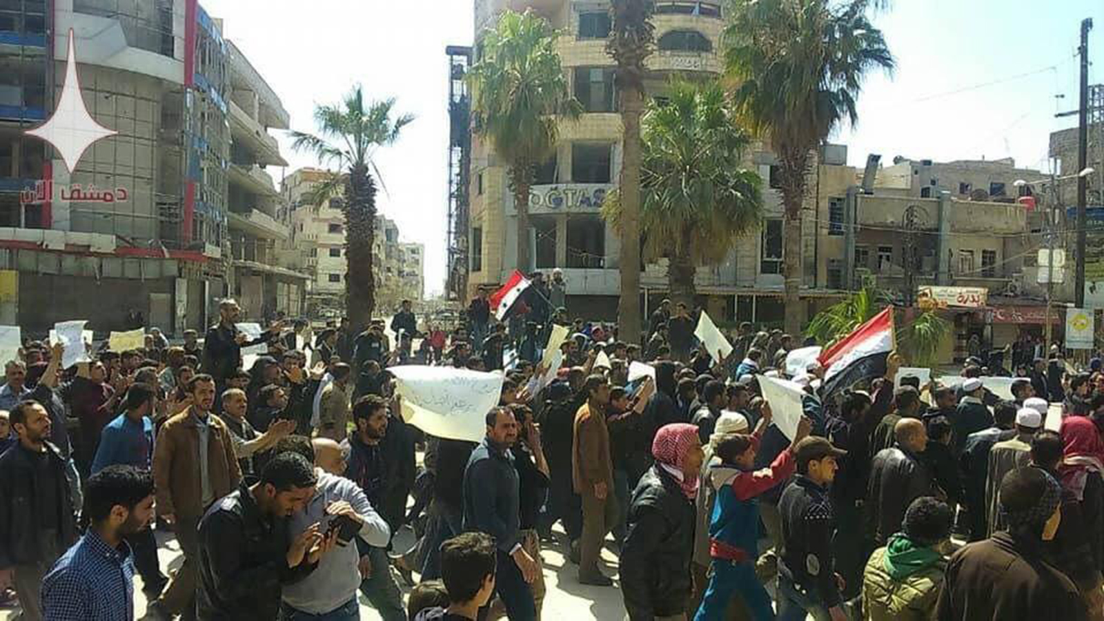 من يقف خلف التظاهرات المؤيدة للنظام في الغوطة الشرقية؟