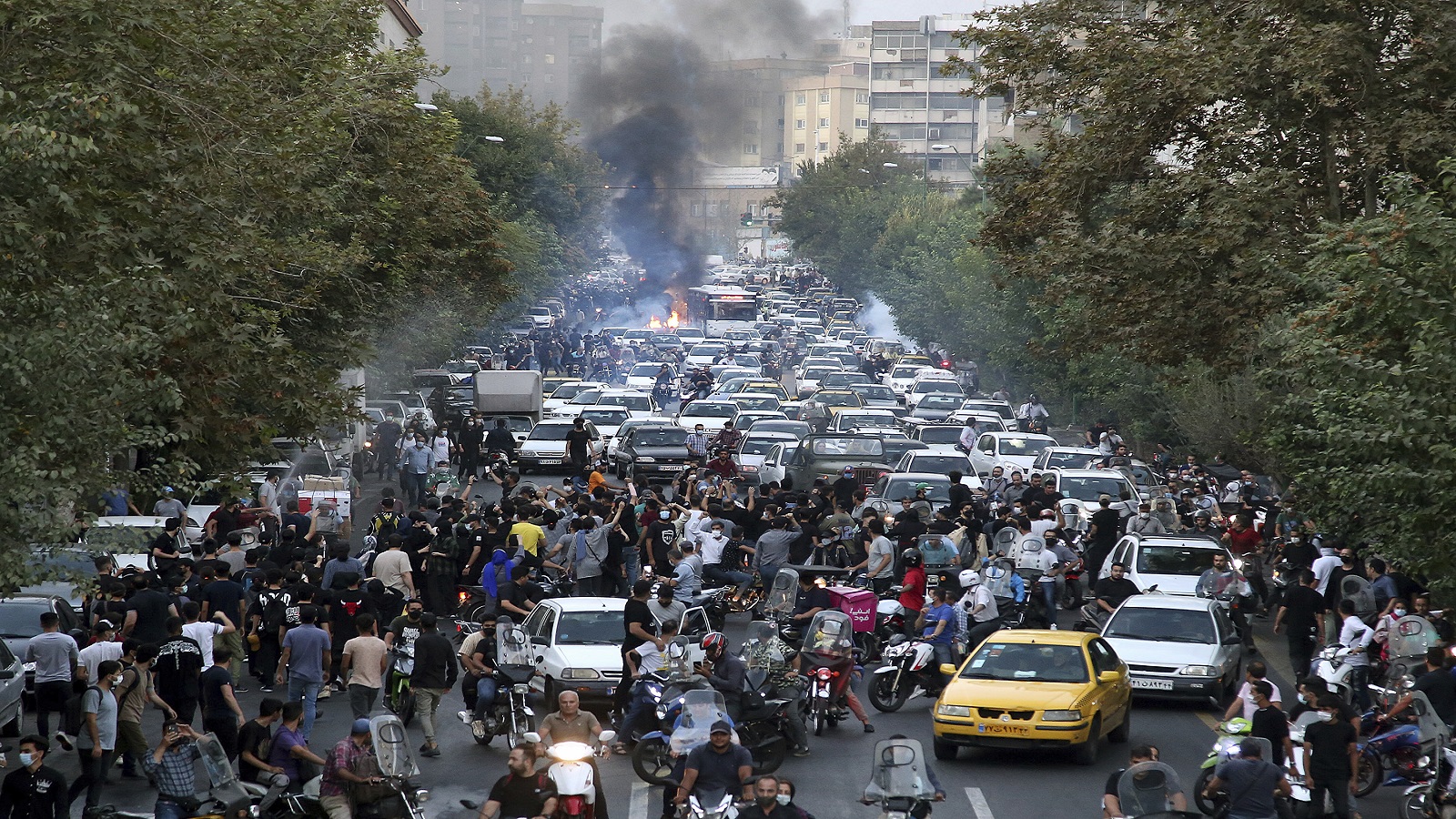بعد قمع واعتقال متظاهرين.. طهران تعطل "أنستغرام" و"واتسآب"