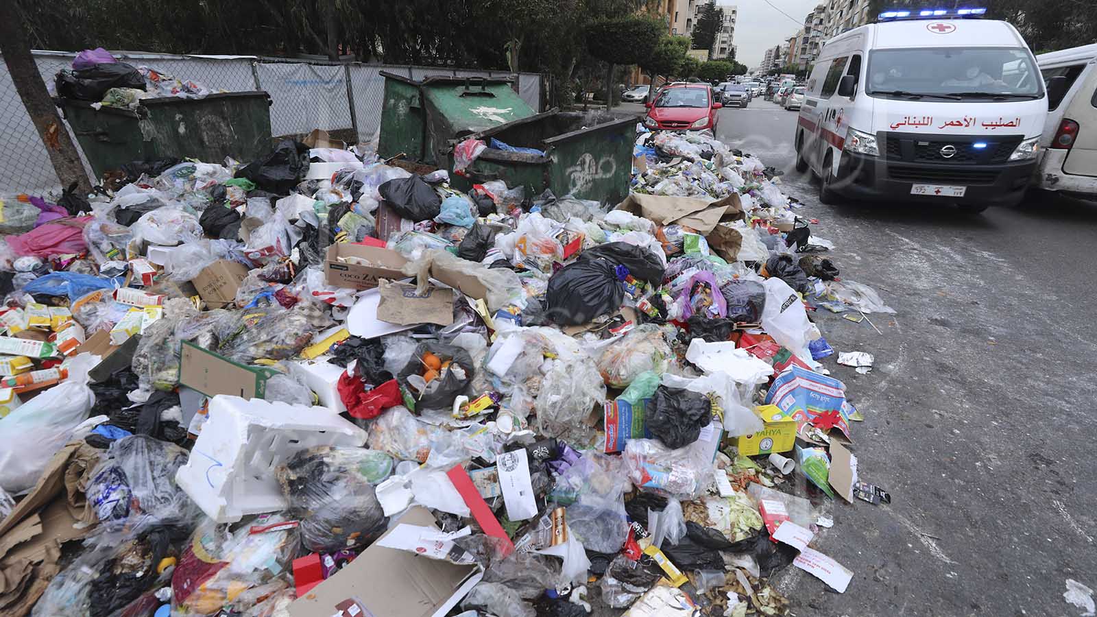 أزمة النفايات تُحل ببيروت وتستمر في جبل لبنان