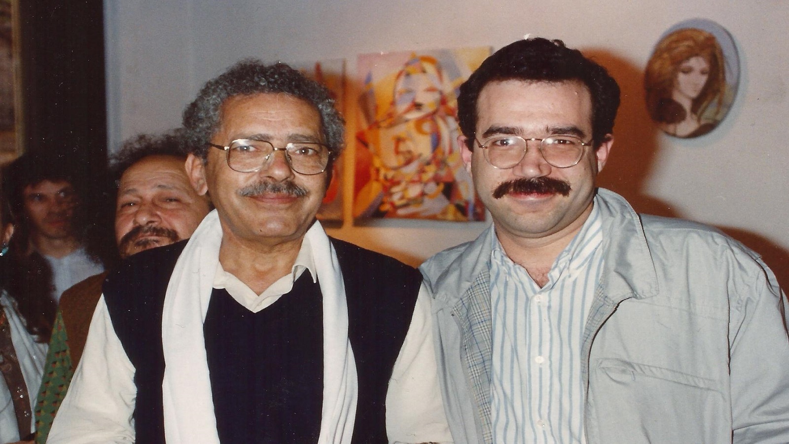 آدم حنين مع محمود الزيباوي في باريس، ويظهر في الخلف الفنان جورج البهجوري.