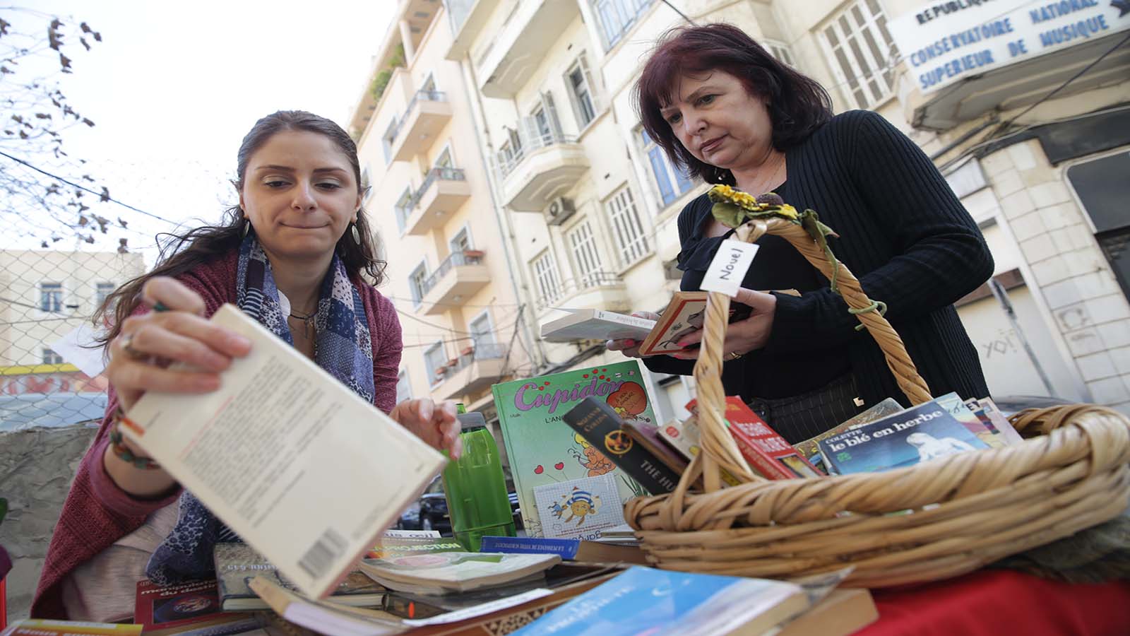 معرض لتبادل الكتب في شارع مونو (علي علوش)