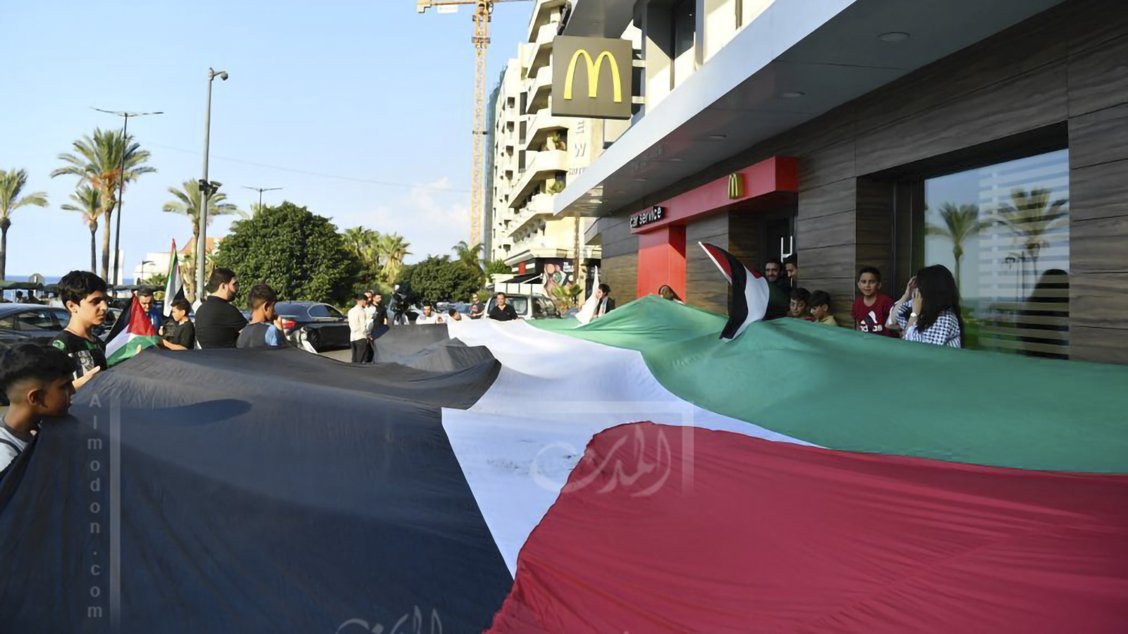 تخريب "ستاربكس" و"ماكدونالد" وما شابه: الأذى للبنان وحده