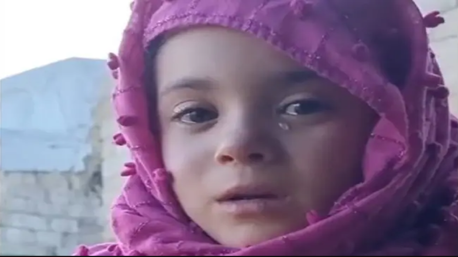 الهلال الأحمر التركي يساعد طفلة سورية ماتت شقيقتها برداً