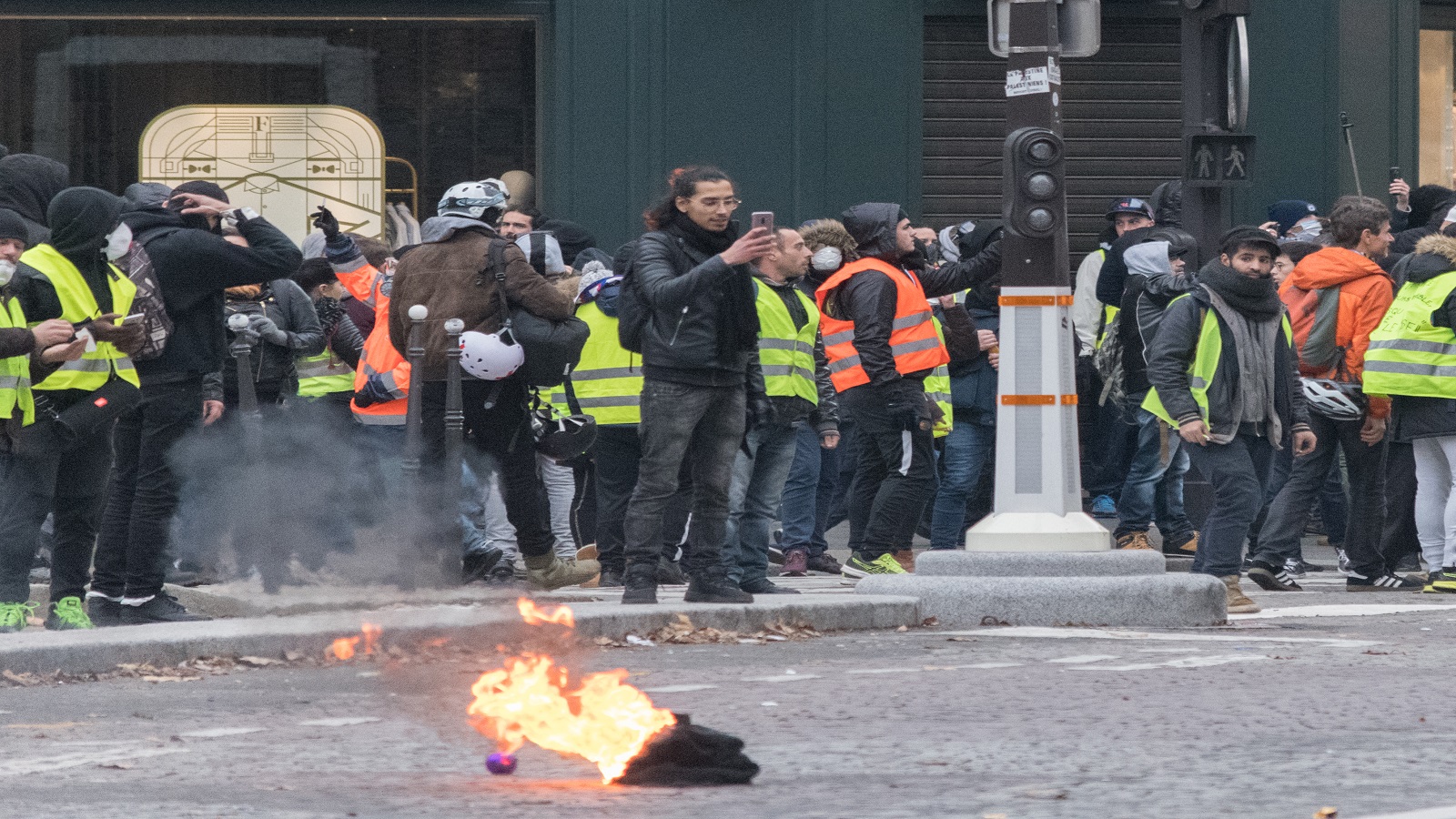 السلطات الفرنسية تُحقق بوجود حسابات مزيفة لتضخيم الاحتجاجات