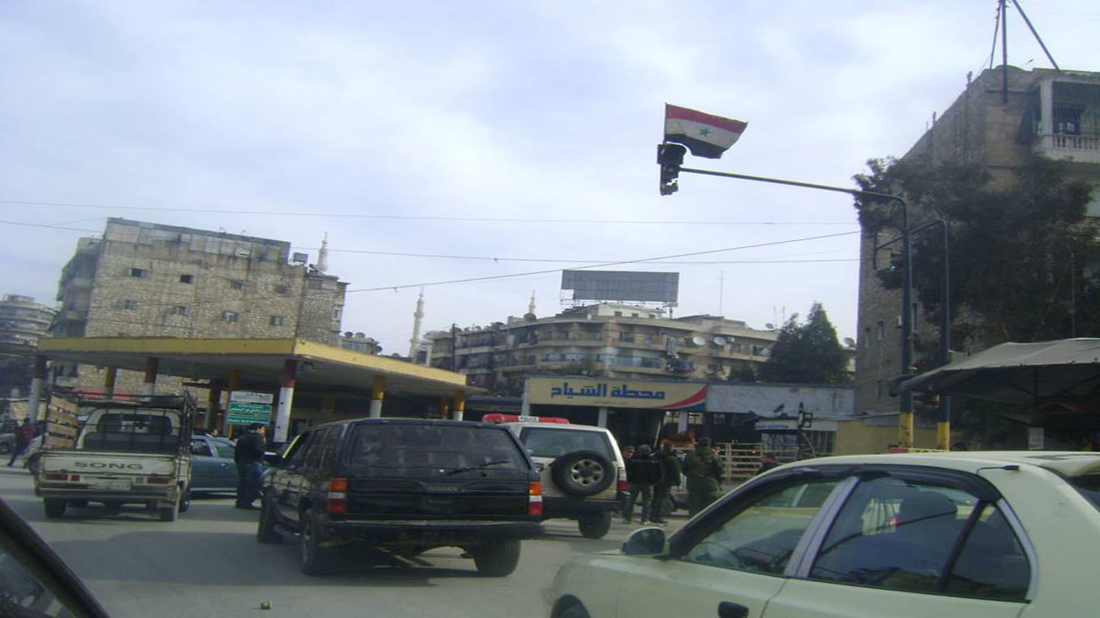 حلب: البنزين متوافر لدى المُهربين!