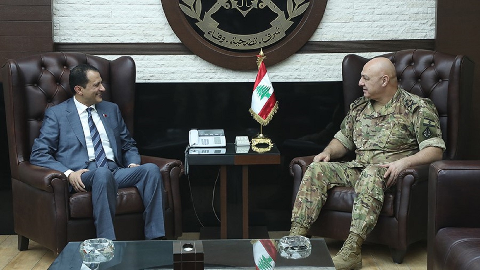 السفير القطري يزور قائد الجيش: استمرار الدعم