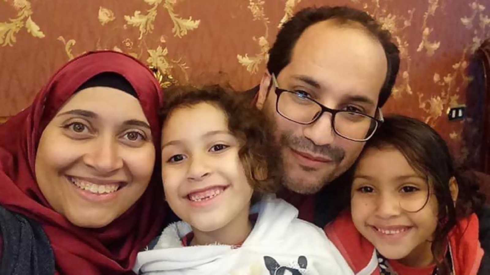 صحافي مصري معتقل وزوجته "للناس": اهتموا بابنتيّ!