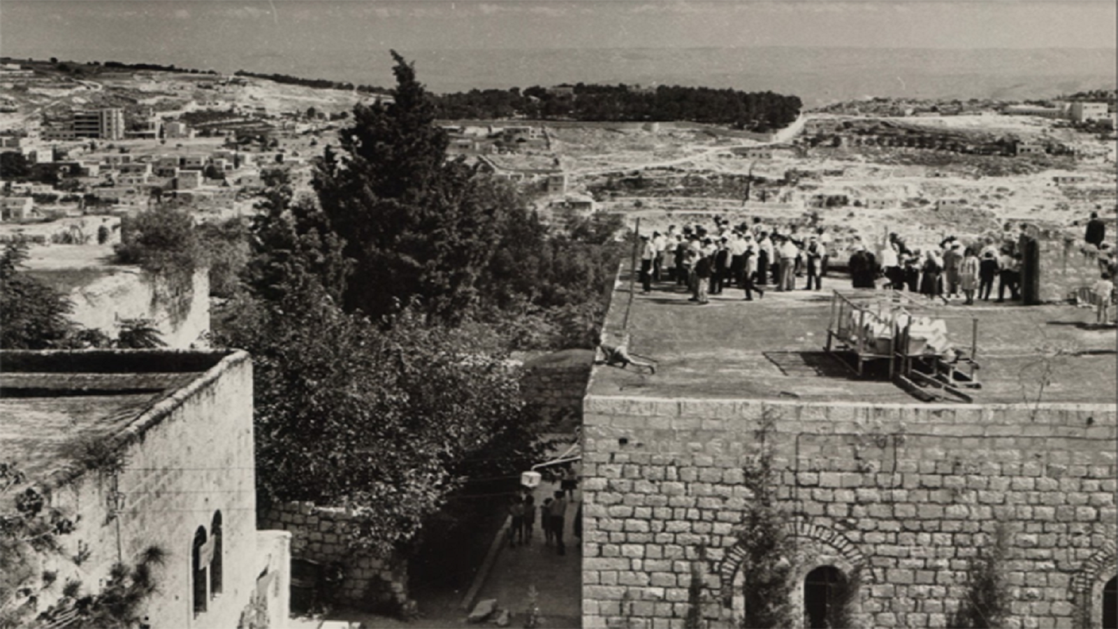 يهود يصلون عند الحائط الغربي في 1961.