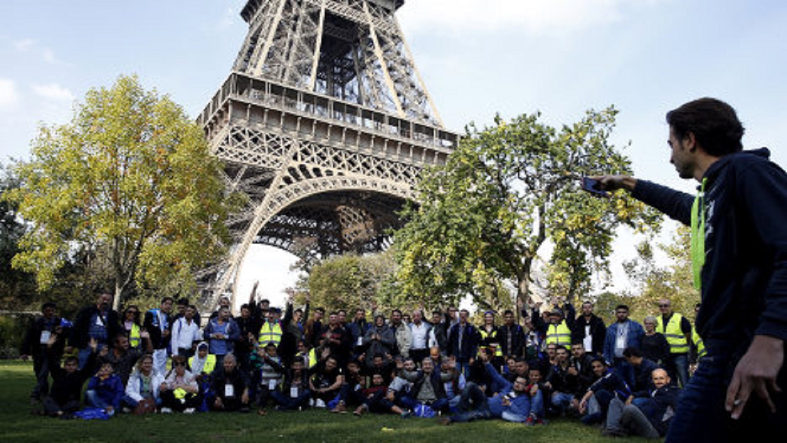 لبنانيون يتعرضون للسوريين في فرنسا: لاحقينّا على باريس!