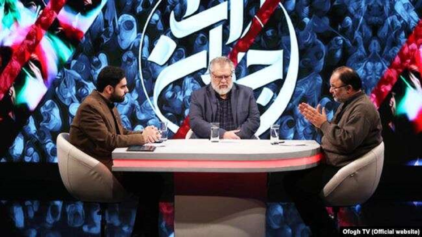 التلفزيون الإيران يعلق ثلاثة برامج تنتقد روحاني