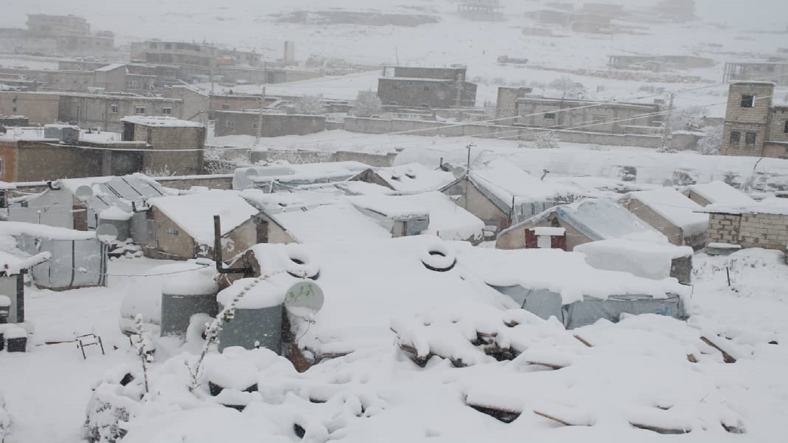 بالفيديو: اللاجئون في عرسال يستغثيون.. من تحت الثلوج!