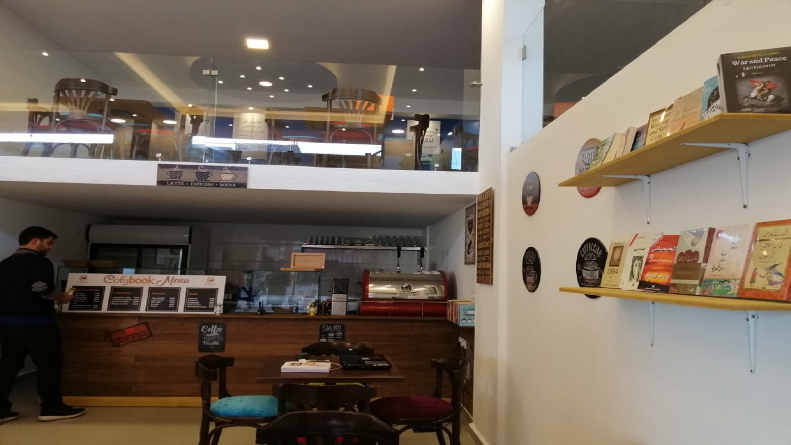 مقهى أشبه  بمكتبة عامة في عربصاليم (صفاء عيّاد)