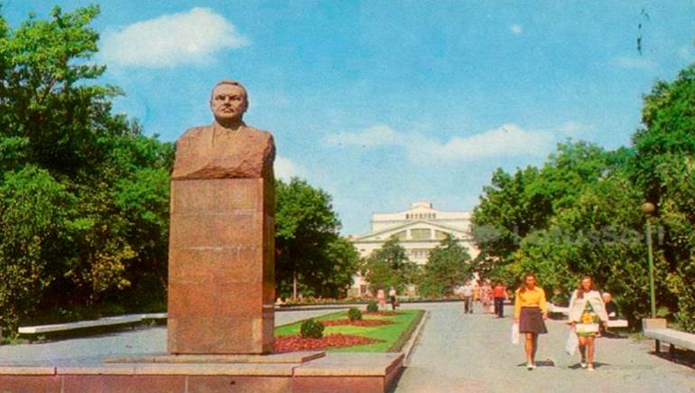نصب لأندريه جدانوف في صورة من سبعينات القرن الماضي.