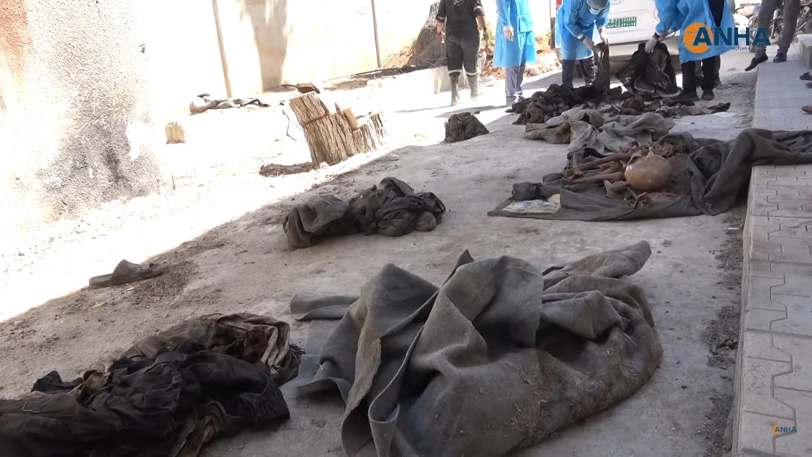 العثور على عشرات الجثث في مقبرة جماعية شمال سوريا
