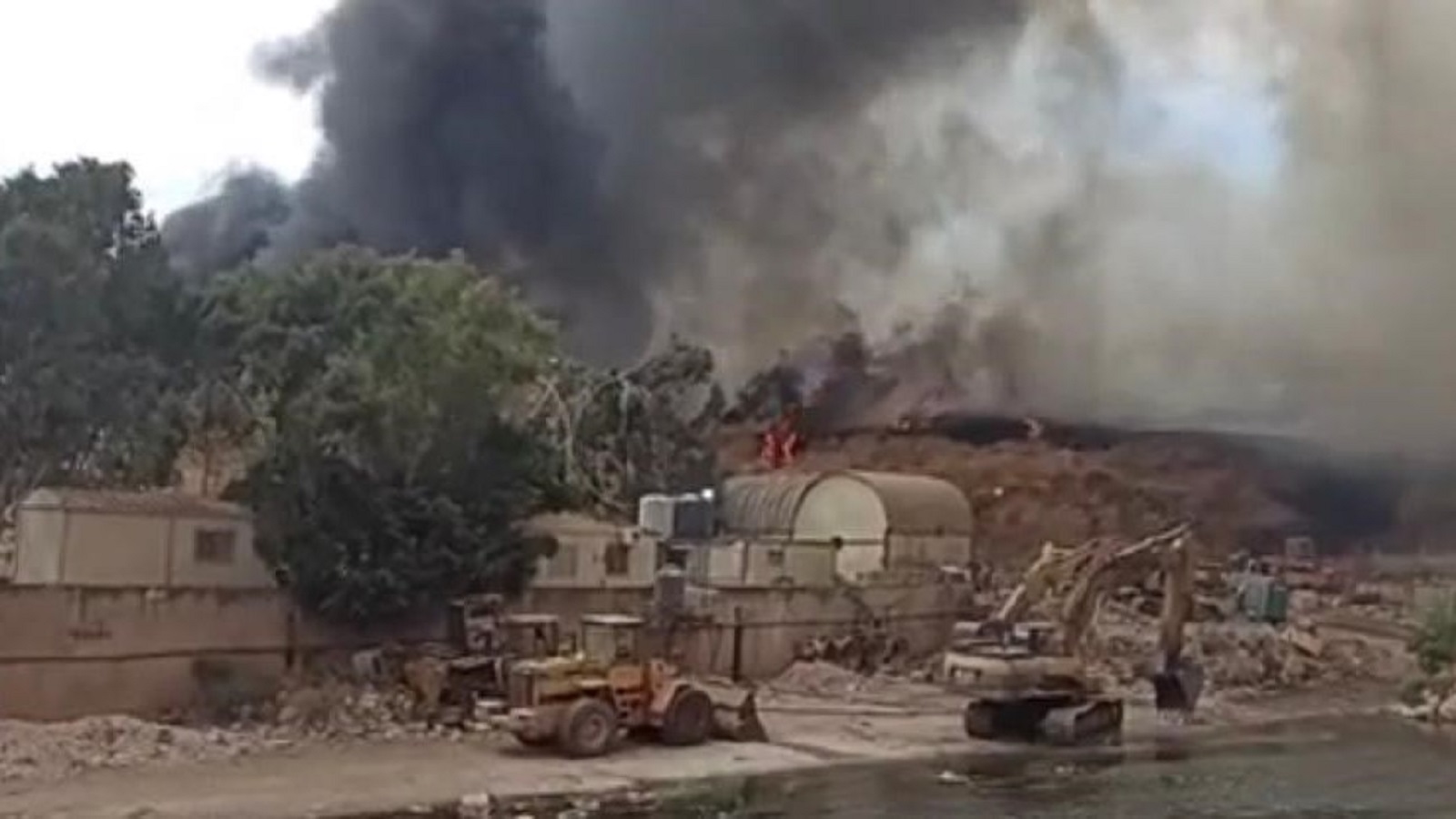 حريق جبل النفايات يهدد طرابلس: بسبب مناورة للجيش؟!